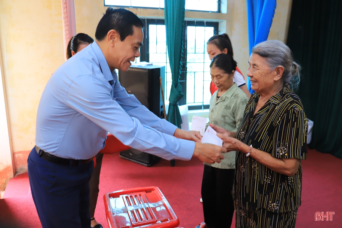 Trung ương Hội Chữ thập đỏ Việt Nam trao quà cứu trợ Nhân dân bị ngập lụt tại Hà Tĩnh