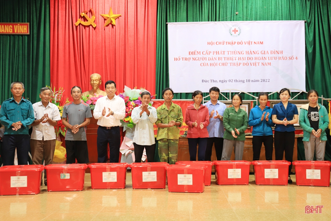Trung ương Hội Chữ thập đỏ Việt Nam trao quà cứu trợ Nhân dân bị ngập lụt tại Hà Tĩnh