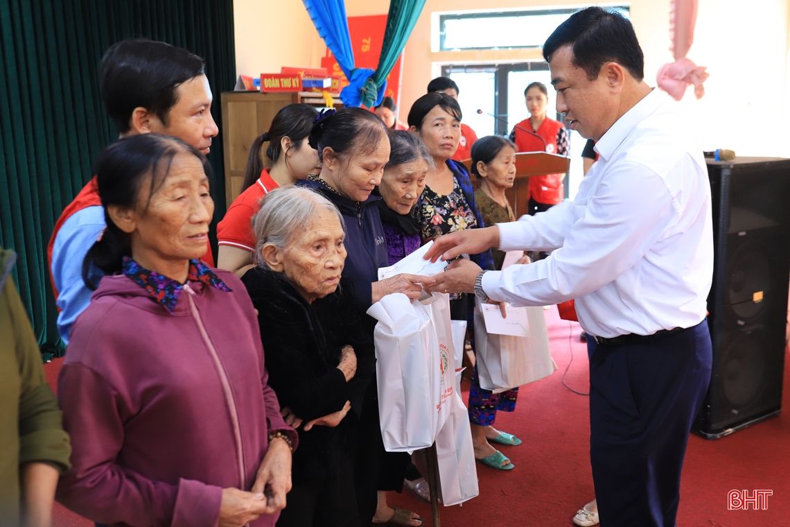 Trung ương Hội Chữ thập đỏ Việt Nam trao quà cứu trợ Nhân dân bị ngập lụt tại Hà Tĩnh