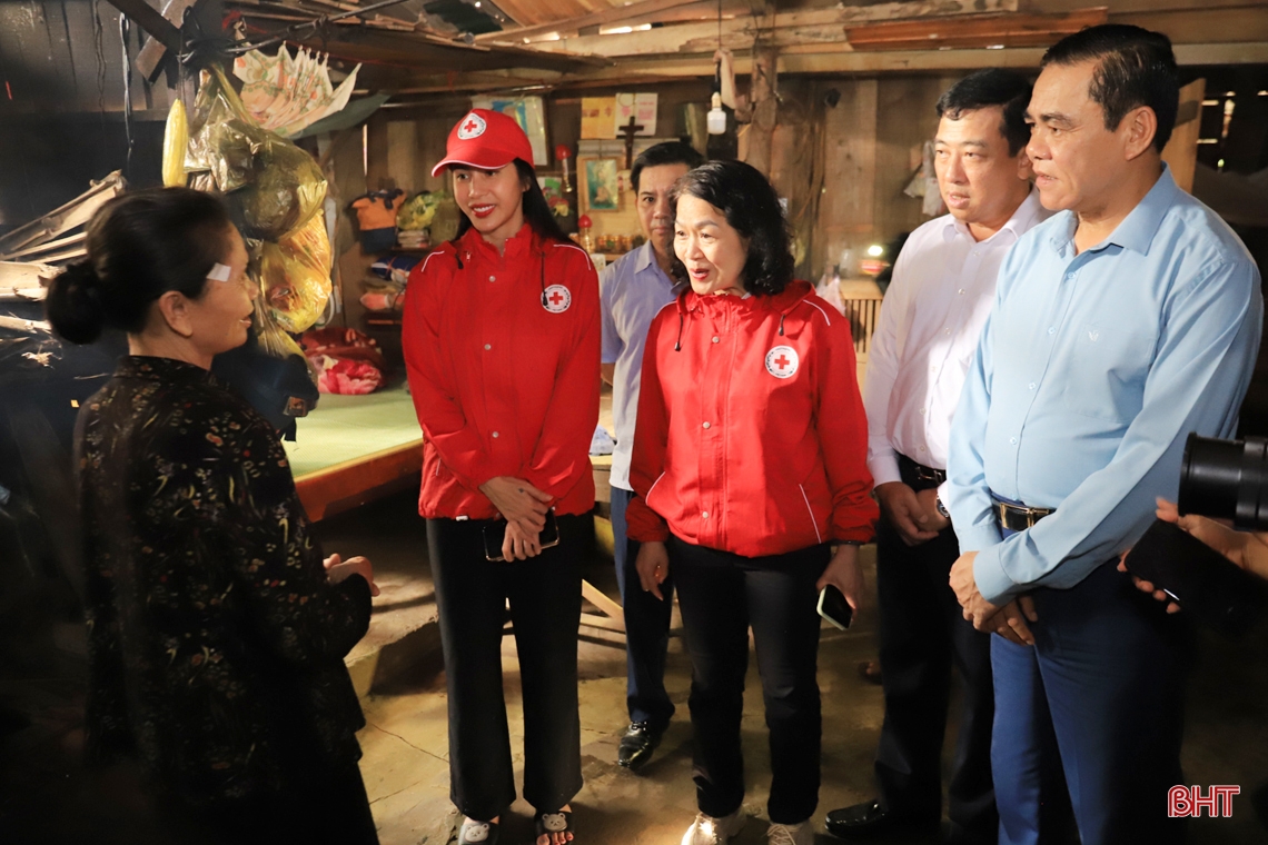 Trung ương Hội Chữ thập đỏ Việt Nam trao quà cứu trợ Nhân dân bị ngập lụt tại Hà Tĩnh
