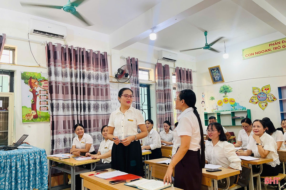 Giáo viên Trường Tiểu học Thạch Long, xã Thạch Hà tập giao tiếp bằng tiếng Anh.