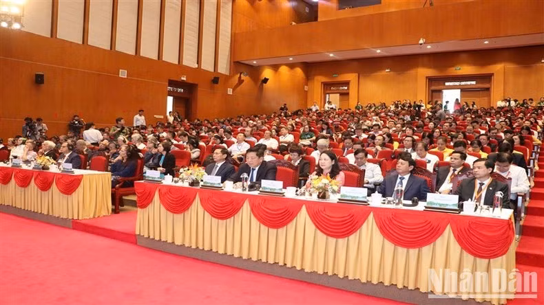 Các đại biểu dự lễ khai mạc.