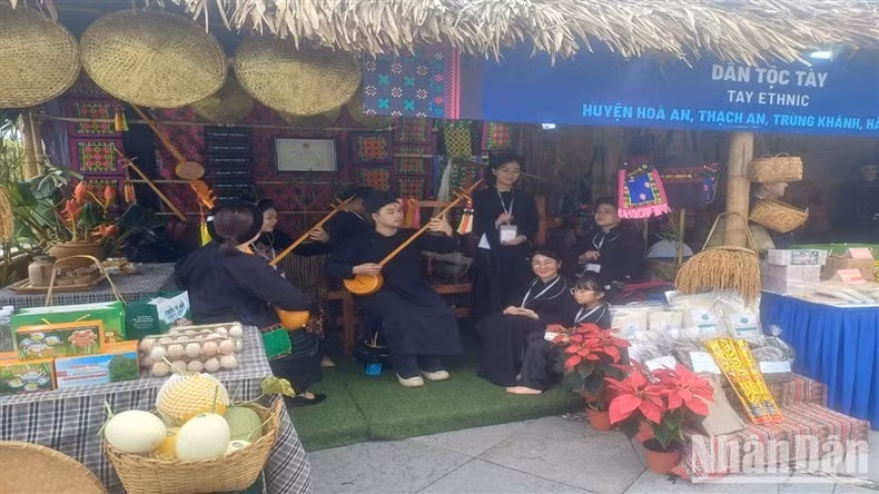 Gian hàng giới thiệu bản sắc văn hóa, sản phẩm Công viên địa chất toàn cầu UNESCO Non nước Cao Bằng.