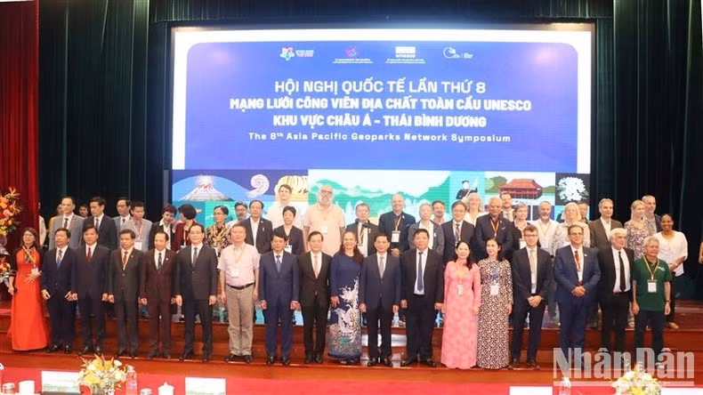 Phó Thủ tướng, Bộ trưởng Ngoại giao Bùi Thanh Sơn và các đại biểu dự hội nghị.