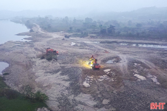 Ngang nhiên khai thác khoáng sản trái phép trên sông Ngàn Phố