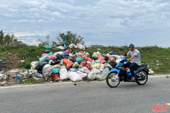 Tuyến đê La Giang "ngập" rác sau bão lũ