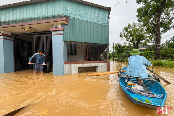 Nhiều vùng ở Cẩm Xuyên vẫn ngập sâu, người dân tranh thủ dọn dẹp khi nước rút