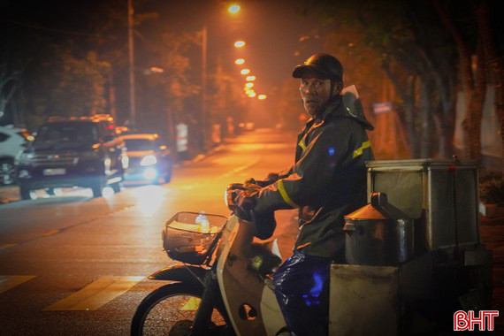 Miệt mài lao động, mưu sinh trong đêm mưa lạnh