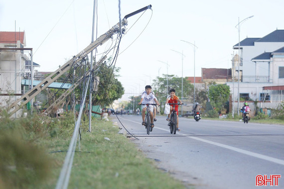 Tiềm ẩn nguy cơ từ cột điện nghiêng, đổ chưa được xử lý