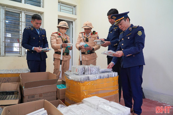 Phát hiện 2 xe tải chở hàng lậu, hàng không rõ nguồn gốc