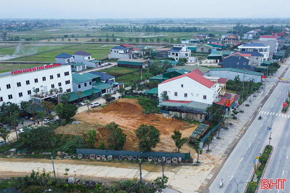 Quá thời hạn di dời, bãi tập kết đất vẫn "án ngữ" trong khu dân cư 