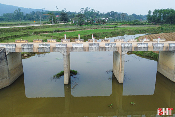 Nơm nớp khi qua cầu bị gãy lan can