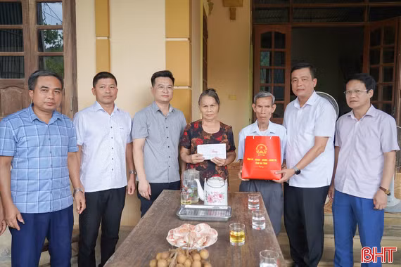 Lãnh đạo tỉnh thăm hỏi, tặng quà người có công với cách mạng