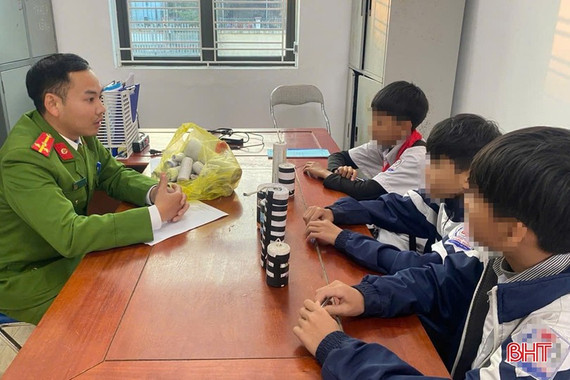 Siết chặt quản lý, ngăn chặn tình trạng học sinh tự chế pháo nổ dịp cận Tết