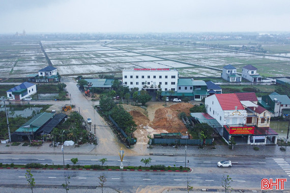 Ngang nhiên tập kết hàng trăm khối đất phong hóa trong khu dân cư