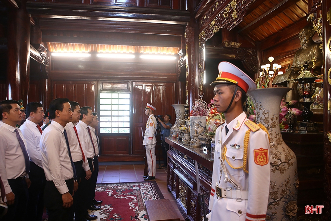 Lãnh đạo tỉnh Hà Tĩnh dâng hương tưởng niệm Chủ tịch Hồ Chí Minh