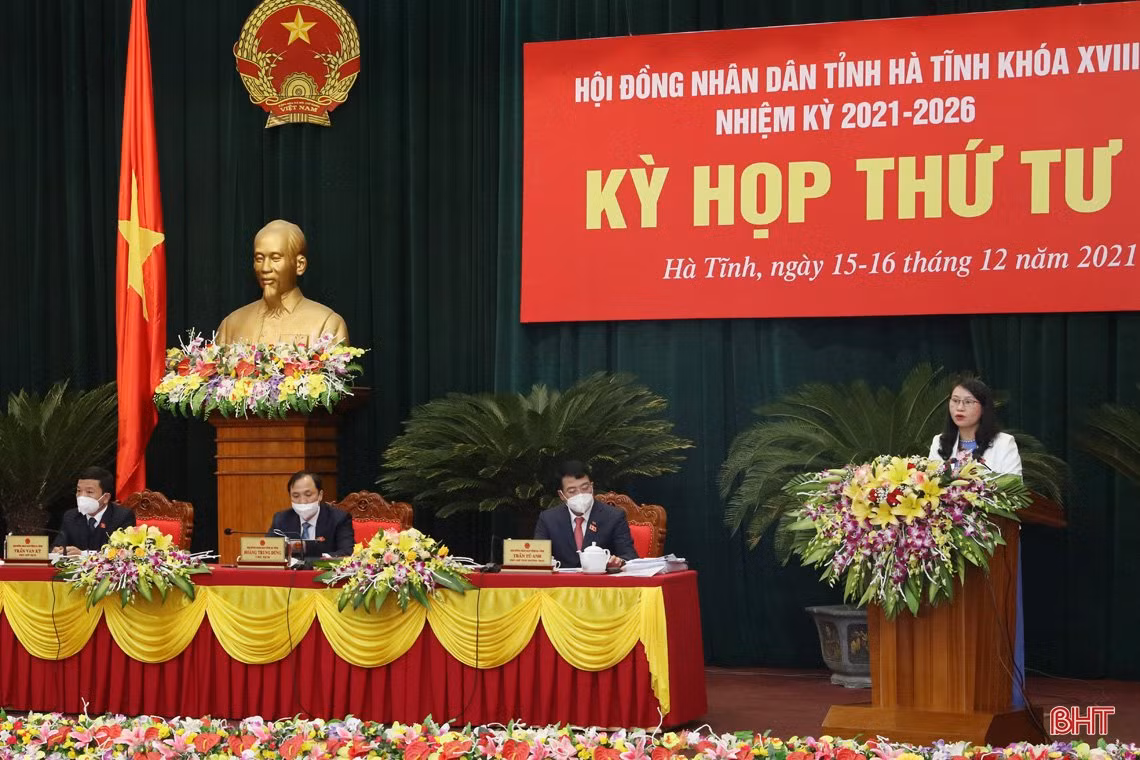 Đại biểu HĐND tỉnh Hà Tĩnh nghe báo cáo thẩm tra, thảo luận tại hội trường