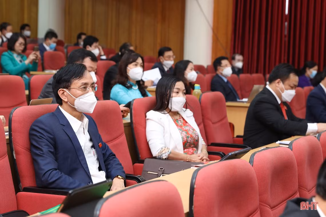 Đại biểu HĐND tỉnh Hà Tĩnh nghe báo cáo thẩm tra, thảo luận tại hội trường