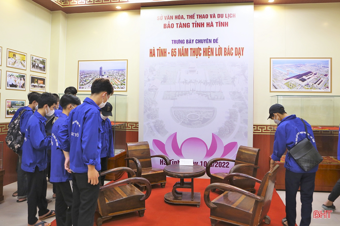 Giới thiệu gần 250 tư liệu, hiện vật quý về “Hà Tĩnh - 65 năm thực hiện lời Bác dạy” ảnh 8 Giới thiệu gần 250 tư liệu, hiện vật quý về “Hà Tĩnh - 65 năm thực hiện lời Bác dạy”
