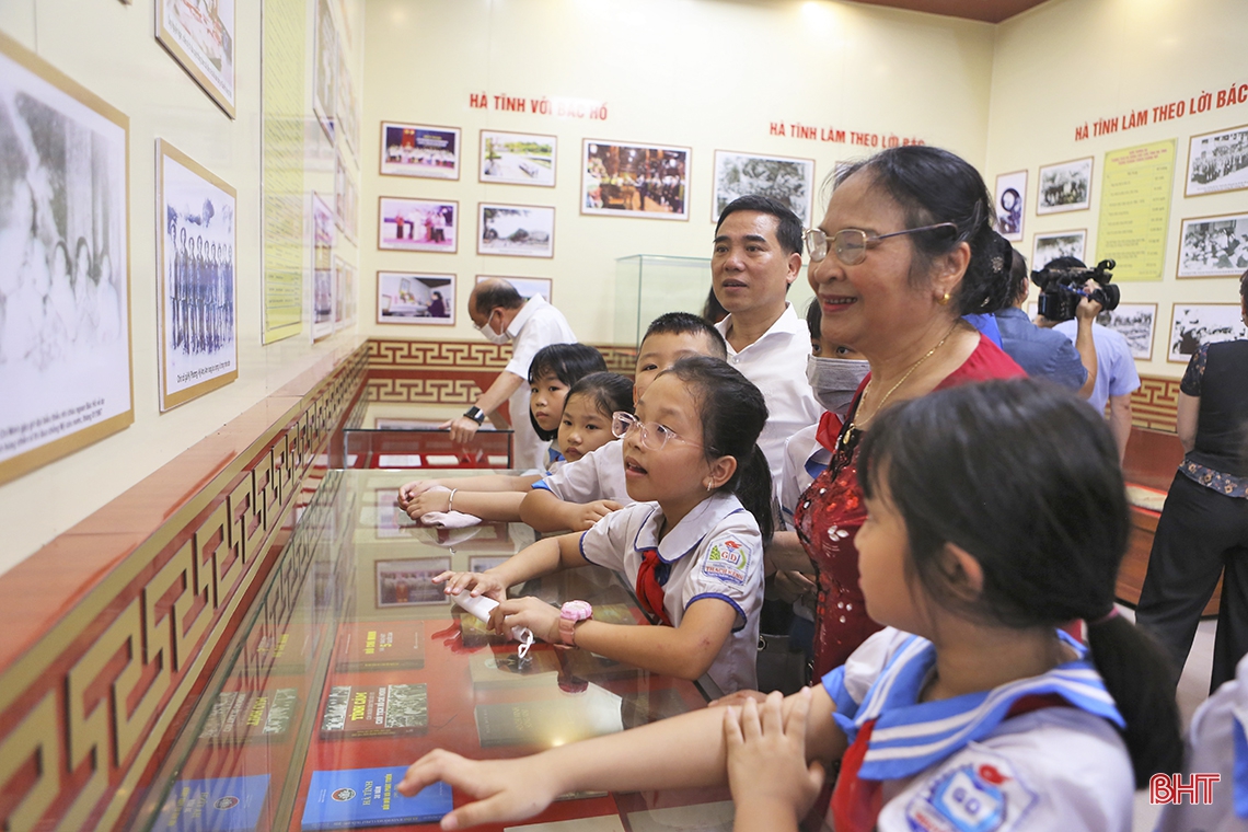 Giới thiệu gần 250 tư liệu, hiện vật quý về “Hà Tĩnh - 65 năm thực hiện lời Bác dạy” ảnh 7 Giới thiệu gần 250 tư liệu, hiện vật quý về “Hà Tĩnh - 65 năm thực hiện lời Bác dạy”