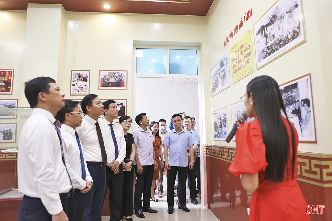 Giới thiệu gần 250 tư liệu, hiện vật quý về “Hà Tĩnh - 65 năm thực hiện lời Bác dạy” ảnh 4 Giới thiệu gần 250 tư liệu, hiện vật quý về “Hà Tĩnh - 65 năm thực hiện lời Bác dạy”