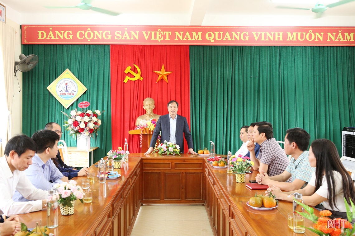 Bí thư Tỉnh ủy Hoàng Trung Dũng thăm các trường học ở xã Sơn Tiến