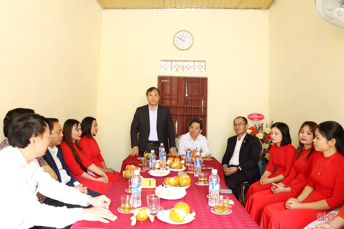 Bí thư Tỉnh ủy Hoàng Trung Dũng thăm các trường học ở xã Sơn Tiến