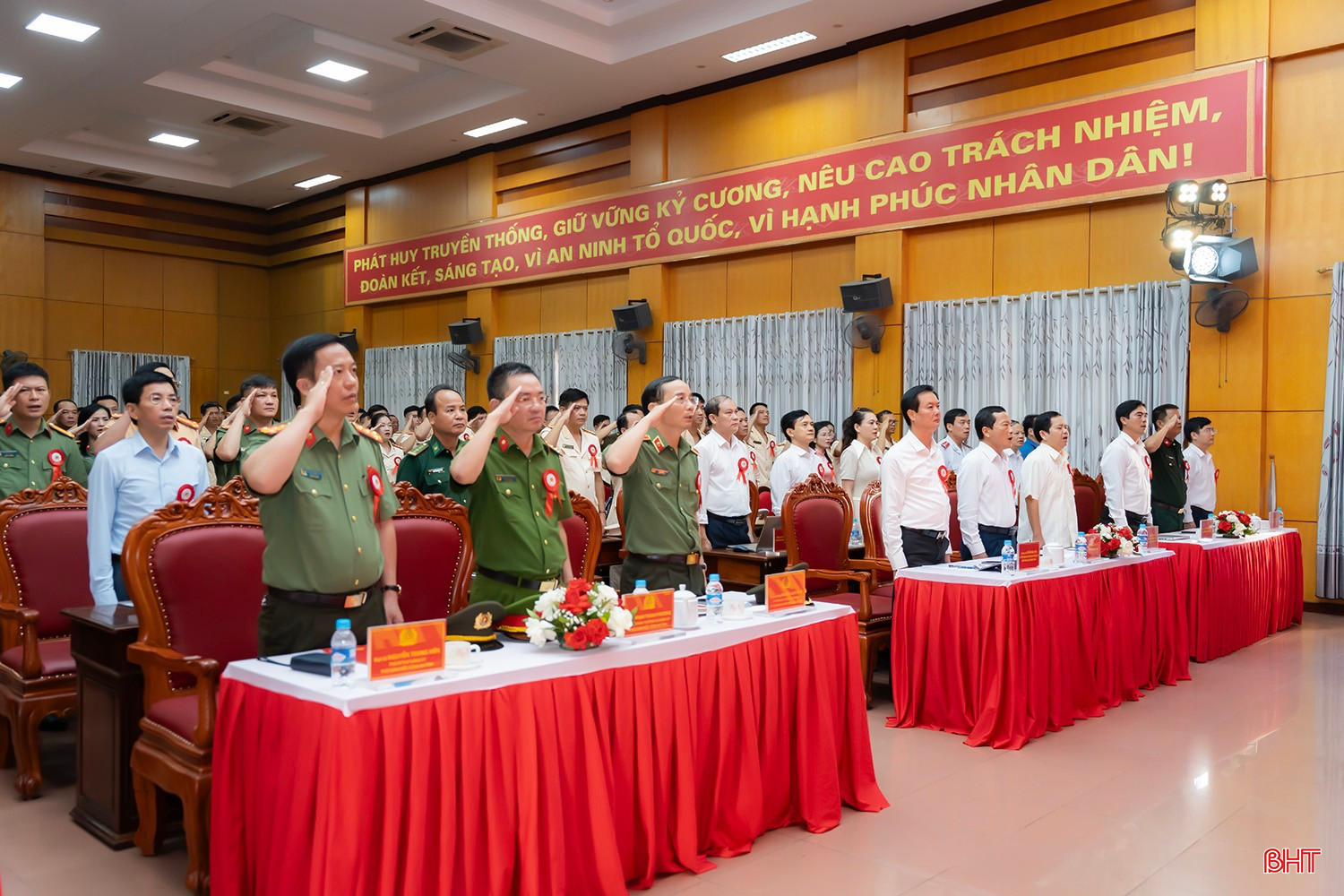 Đại biểu tham dự hội nghị thực hiện nghi thức chào cờ. bqbht_br_tdt09115-copy.jpg
