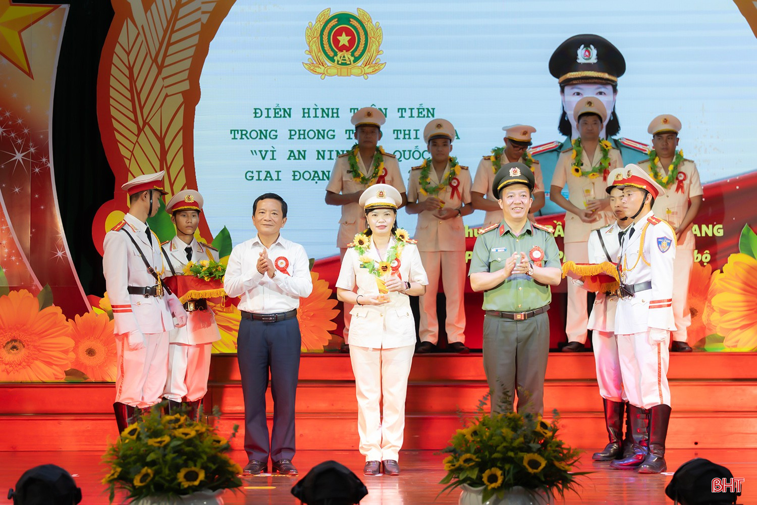 Phó Chủ tịch HĐND tỉnh Trần Văn Kỳ và Đại tá Nguyễn Trung Kiên - Phó Giám đốc Công an tỉnh Hà Tĩnh khen thưởng các tập thể và cá nhân điển hình tiên tiến trong phong trào thi đua "Vì an ninh Tổ quốc" giai đoạn 2020 - 2025. bqbht_br_tdt09205-copy.jpg