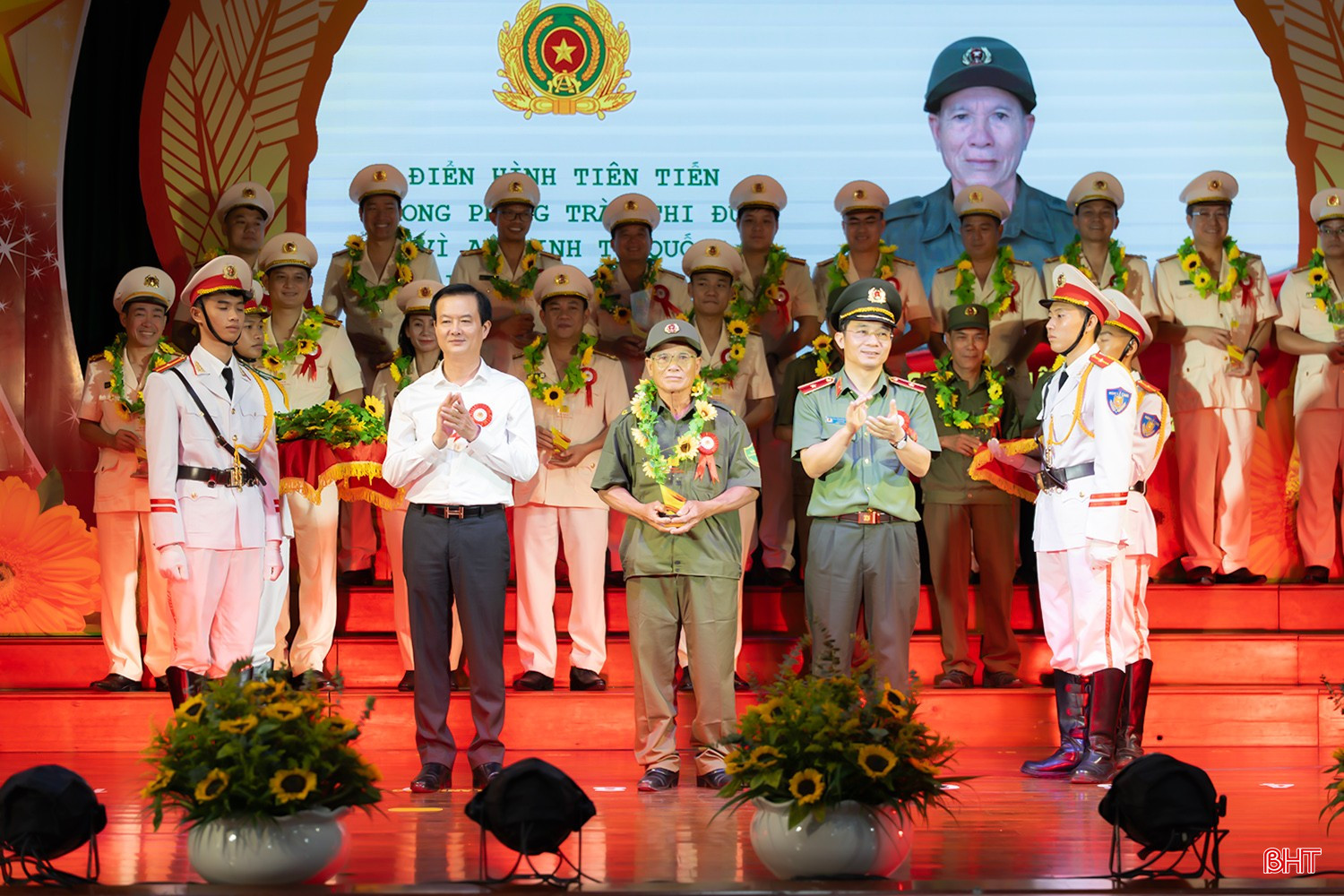 Phó Chủ tịch UBND tỉnh Trần Báu Hà và Thiếu tướng Nguyễn Xuân Thao - Giám đốc Công an tỉnh Hà Tĩnh khen thưởng các tập thể và cá nhân điển hình tiên tiến trong phong trào thi đua "Vì an ninh Tổ quốc" giai đoạn 2020 - 2025. bqbht_br_tdt09182-copy.jpg