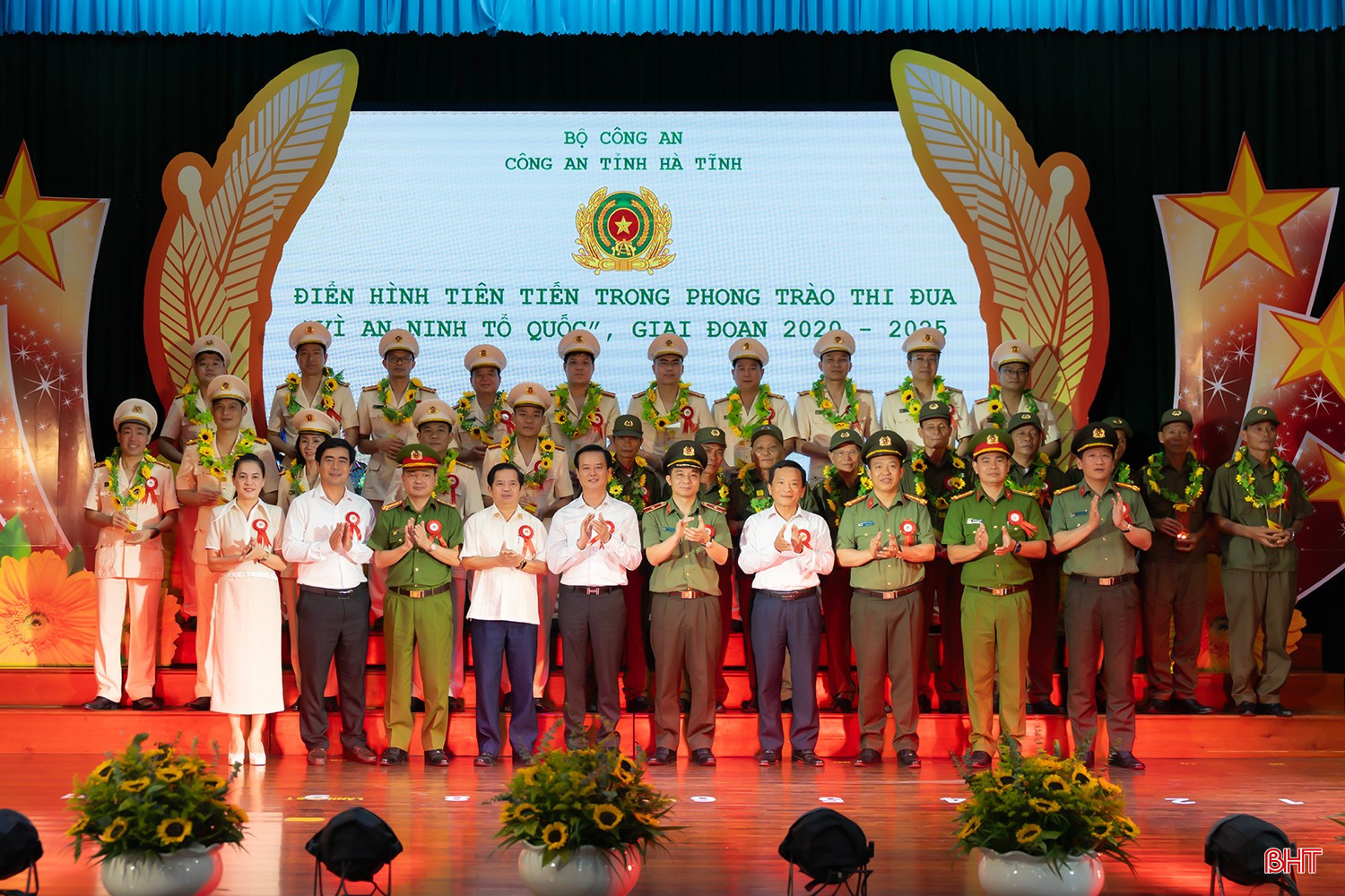 Các tập thể, cá nhân điển hình tiên tiến trong phong trào thi đua “Vì an ninh Tổ quốc” giai đoạn 2020 - 2025 bqbht_br_tdt09191-copy.jpg