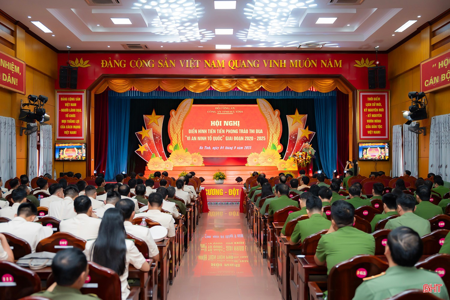 Toàn cảnh hội nghị bqbht_br_tdt09123.jpg