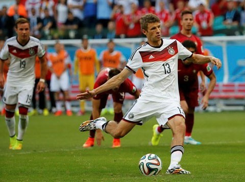 Mueller đá phạt đền rất "tỉnh"