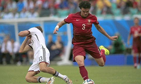 Mueller "chơi khăm" Pepe