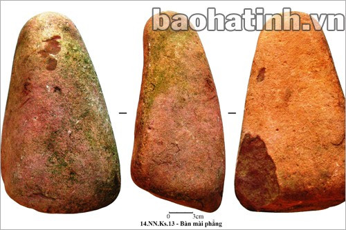 Rìu tứ giác và bàn mài phẳng được phát hiện ở núi Nài (TP Hà Tĩnh)