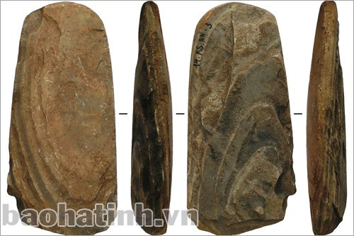 Rìu tứ giác và bàn mài phẳng được phát hiện ở núi Nài (TP Hà Tĩnh)