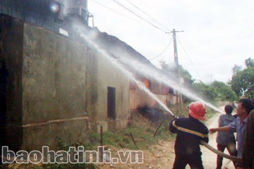 Sau hơn 1 giờ, lực lượng PCCC đã khống chế được ngọn lửa.