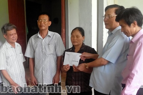 Ông Trần Danh Tương – Phó Chủ tịch Thường trực LĐLĐ tỉnh trao 20 triệu đồng cho gia đình anh Nguyễn Trung Kiên.