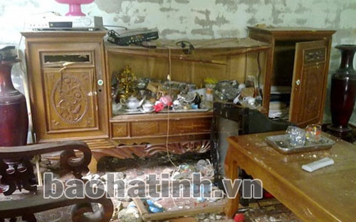 Các đối tượng quá khích đập phá nhà cán bộ xã Bắc Sơn. Ảnh: Chính Thu