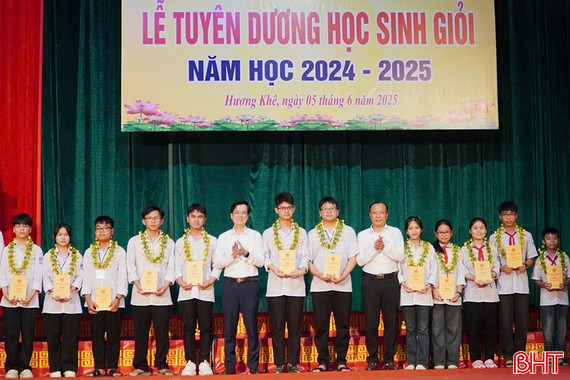 Hương Khê khen thưởng 575 học sinh giỏi năm học 2024- 2025