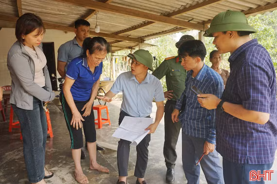 Cán bộ xã xuống tận thôn, vào tận vườn “gỡ nút thắt” từ cơ sở