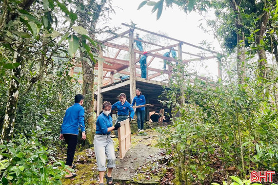 Hỗ trợ đồng bào dân tộc Chứt ở bản Giàng 2 xóa nhà tạm, ổn định cuộc sống