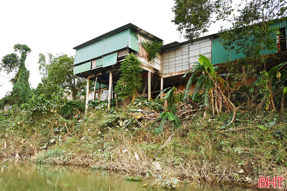 Sông “nuốt” đất, áp sát móng nhà...