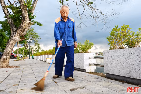 Người vun sắc xanh, người vô tư xả rác...