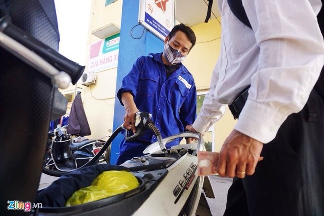 Giá xăng tăng hơn 900 đồng một lít từ 15h chiều nay