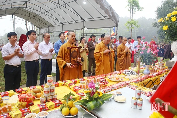 Chùa Hang Hà Tĩnh tổ chức lễ an vị tượng Đức Phật đản sanh