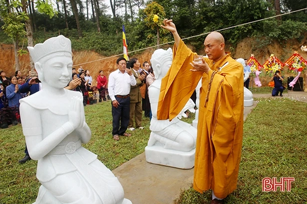 Chùa Hang Hà Tĩnh tổ chức lễ an vị tượng Đức Phật đản sanh