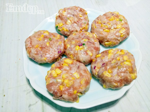 Chả bắp chiên thịt thơm ngon cho bé ngày đầu tuần