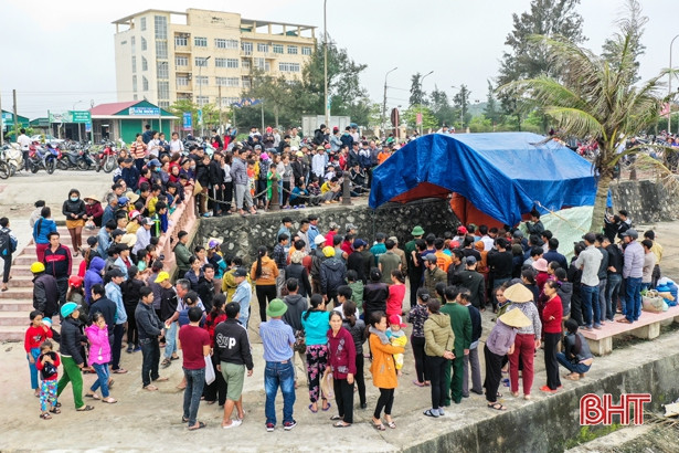 Phát hiện thi thể nam, khoảng 40 tuổi trôi dạt vào biển Kỳ Xuân