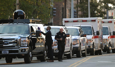 Cơ quan Truyền thông Nhà Trắng và Sở Mật vụ đã bổ sung Ford F-350 Super Duty (đời 2015) Roadrunner nhằm thay thế cho tiền nhiệm Chevrolet Suburban. Chiếc xe Ford đã được cải tiến nhiều công nghệ hơn. Ảnh: Fortune. “Tân binh” Ford F-350 Super Duty trong đoàn xe hộ tống ông Trump